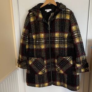 Size 1X in every story Hooded Plaid Coat in Black & Yellow